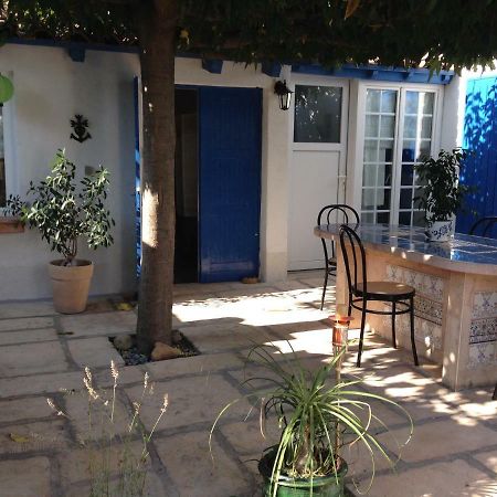 Seb&Laeti Guesthouse Saint-Laurent-dʼAigouze Exteriör bild